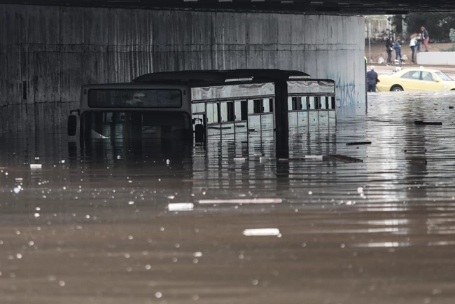 Ποτάμι και η Ποσειδώνος: Πλημμύρισε η γέφυρα - Εγκλωβίστηκε λεωφορείο [Συγκλονιστικές εικόνες]