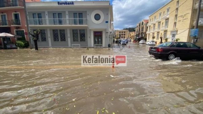 Κεφαλονιά: Πλημμύρισαν δρόμοι από σφοδρή καταιγίδα και χαλάζι - Αεροπλάνο επέστρεψε στην Αθήνα