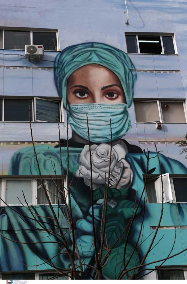 Συγκλονιστικό γκράφιτι στο Τζάνειο: Η νοσηλεύτρια με το λευκό τριαντάφυλλο στους τοίχους του νοσοκομείου