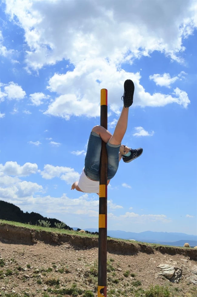 ΤΟΥΡΙΣΤΡΙΑ POLE DANCING