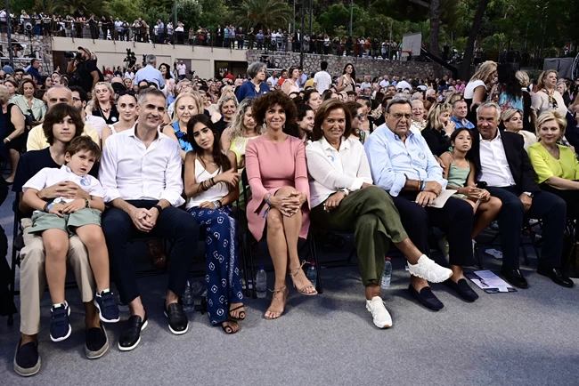 Η μεταμόρφωση της Αλεξίας Μπακογιάννη: Αγνώριστη από την ορκωμοσία του αδελφού της μέχρι σήμερα