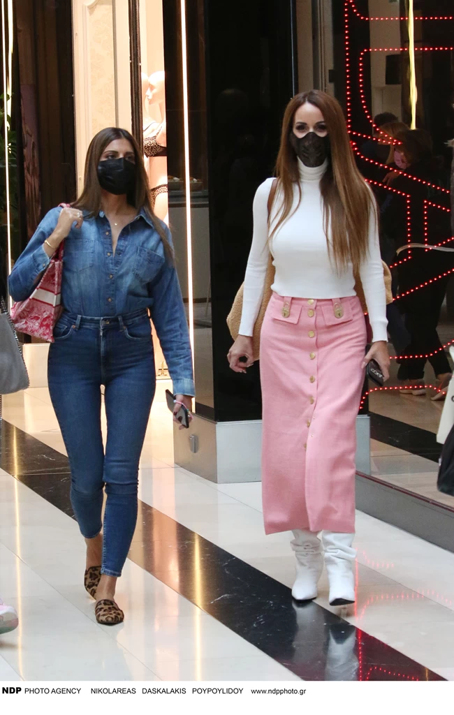Σταματίνα Τσιμτσιλή: Το denim on denim look, η τσάντα Dior και τα λεοπάρ mules
