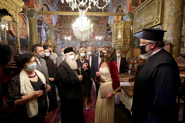 Γιάννα Αγγελοπούλου: Σικάτη με κόκκινο παραδοσιακό κοντογούνι στο Νότιο Πήλιο