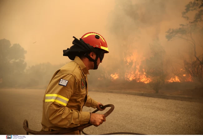 Φωτιά στην Πεντέλη - Έκτακτη ενημέρωση: 350 πυροσβέστες στη μάχη με τις φλόγες - Δεν υπάρχουν εγκλωβισμένοι κάτοικοι