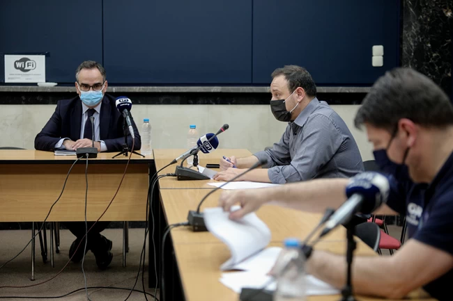 Κορονοϊός- Σοκ: Αυξήθηκαν 40% τα κρούσματα σε μια εβδομάδα στην Αττική - Οι νέοι μολύνονται δύο φορές πιο εύκολα