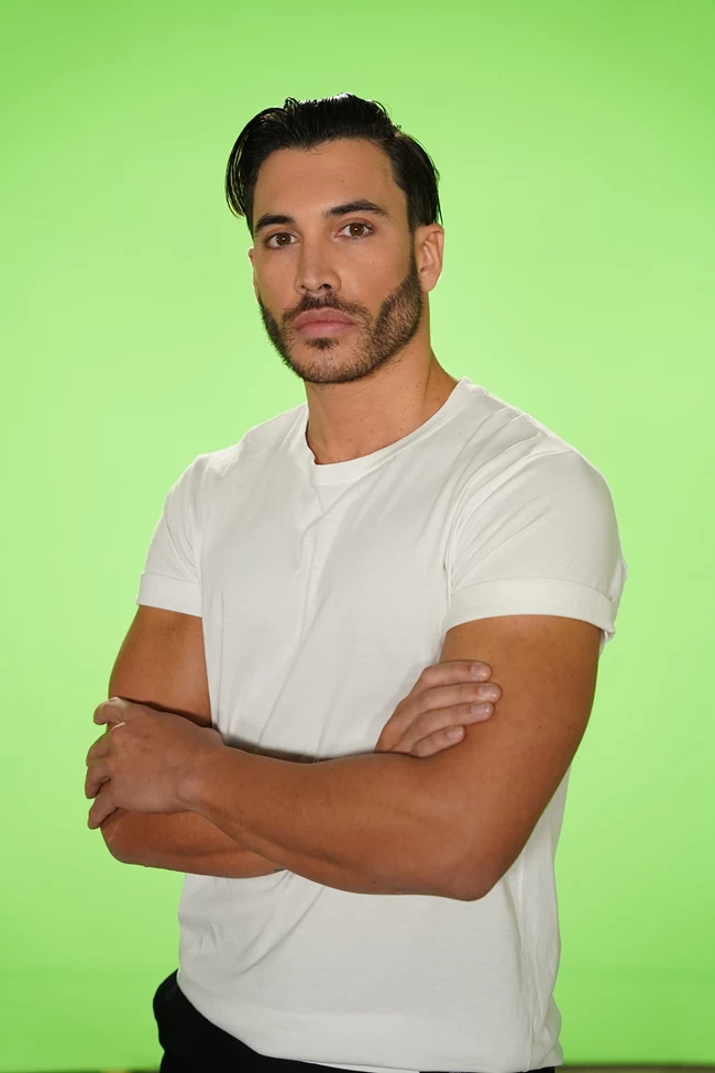 Survivor: Πολεμικό κλίμα - Δείτε την πρώτη μονομαχία "Διάσημων" & "Μαχητών" Γιώργος Ασημακόπουλος