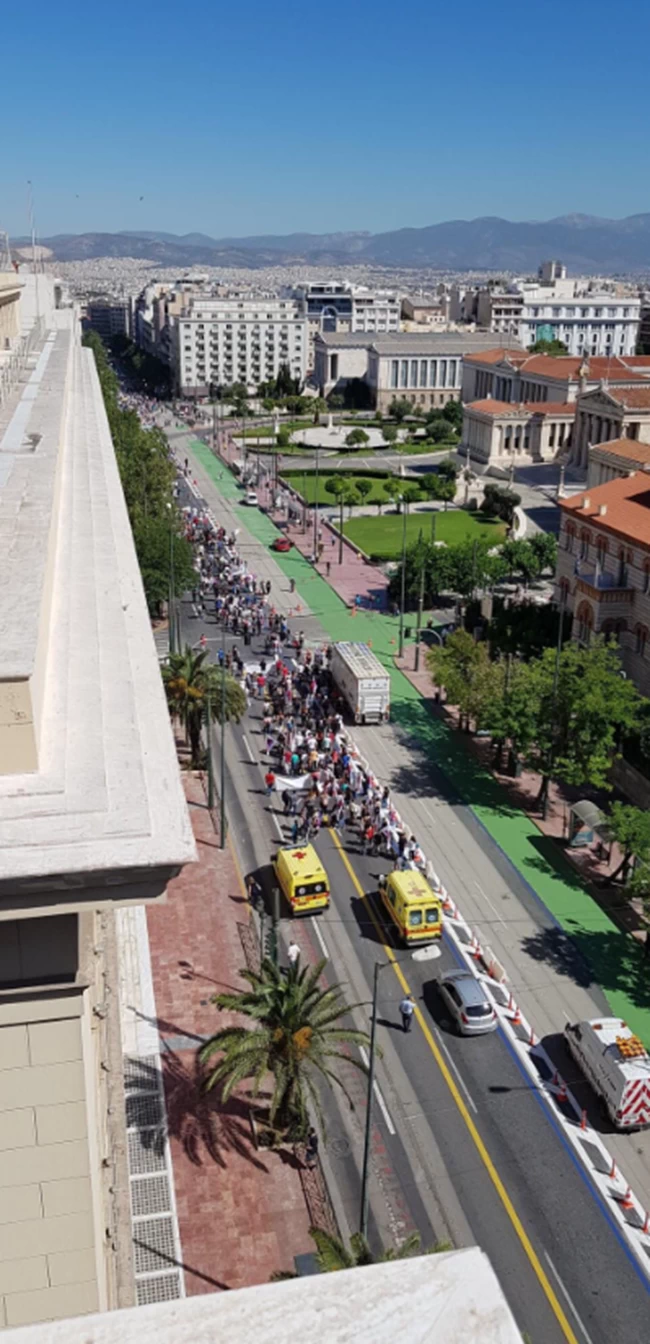 Οι διαδηλωτές της ΠΟΕΔΗΝ "μπούκαραν" στις λωρίδες των αυτοκινήτων - "Κόλαση" το κέντρο της Αθήνας [εικόνες]