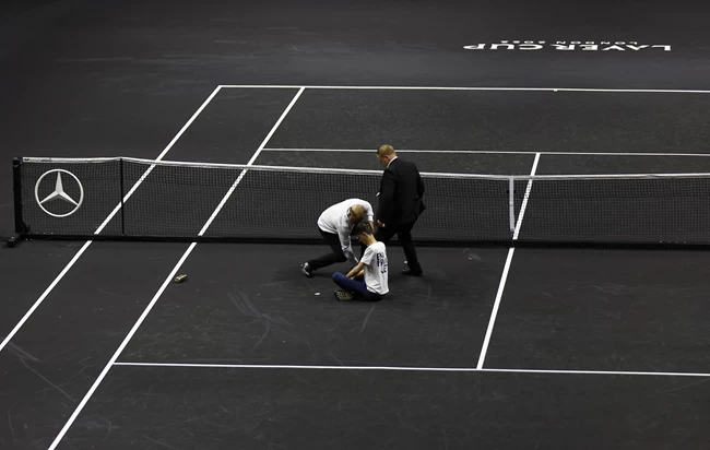 Laver Cup: Απίστευτο - Ακτιβιστής διέκοψε τον αγώνα του Τσιτσιπά και έβαλε φωτιά στο χέρι του [Εικόνες - Βίντεο]