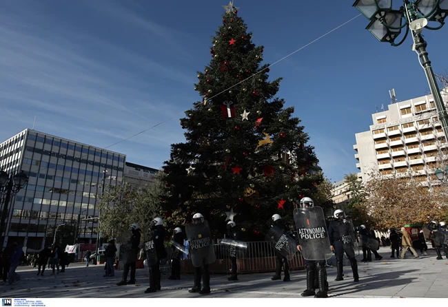 Τα ΜΑΤ φυλάνε το χριστουγεννιάτικο δέντρο στην πλατεία Συντάγματος- Για να μην το κάψουν οι αναρχικοί