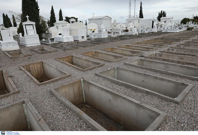 Τάφοι για κορονοϊό στη Βούλα - Βάρη