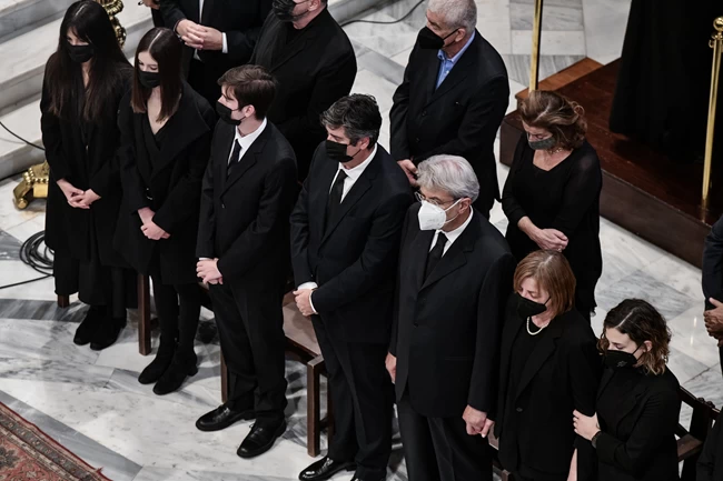 Η Ελλάδα αποχαιρέτησε τη Φώφη Γεννηματά: Χιλιάδες κόσμου τη συνόδευσαν για να ταφεί δίπλα στον πατέρα της, Γιώργο