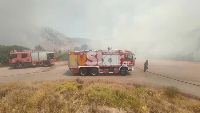 Φωτιά στο Δίστομο: Σε δύο μέτωπα το επίκεντρο - Προσπάθεια να ελεγχθεί περιμετρικά - Η πυρκαγιά έχει κυκλωθεί περιφερειακά