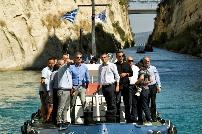 Με πλωτό σκάφος στη Διώρυγα της Κορίνθου ο Κυριάκος Μητσοτάκης - "Έχει γίνει μια σπουδαία δουλειά" [Εικόνες - Βίντεο]