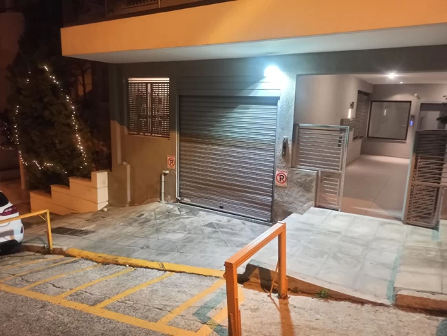 Έκρηξη στο Παγκράτι: Εμπρηστικός μηχανισμός στο σπίτι επιχειρηματία - Οι πρώτες εικόνες