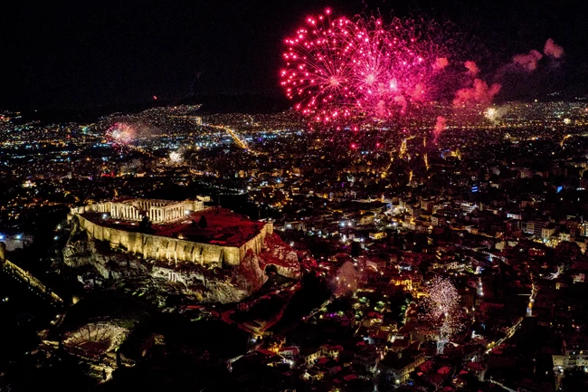 Πρωτοχρονιά: Έγινε η νύχτα μέρα από τα πυροτεχνήματα - Πώς υποδέχθηκε το 2021 η Ελλάδα [Εικόνες - Βίντεο]