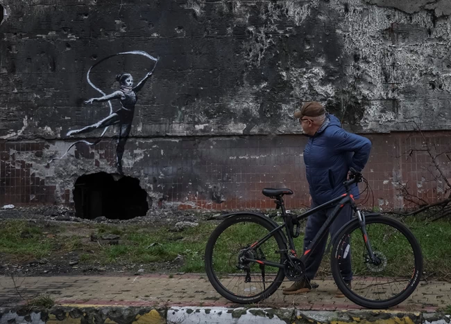 Η τέχνη του Banksy στα ερείπια βομβαρδισμένων κτιρίων του Κιέβου [εικόνες]