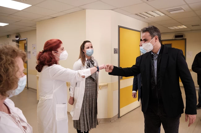 Προειδοποίηση Μητσοτάκη: Rapid test και εμβόλιο για να αποφύγουμε το τρίτο κύμα της πανδημίας