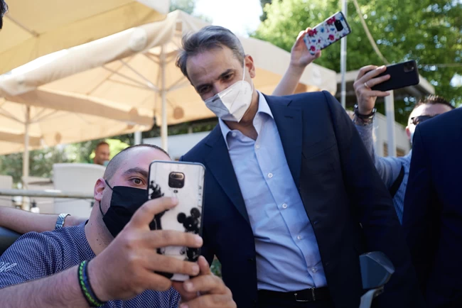Μητσοτάκης: Η αντίδρασή του με ανεμβολίαστη ηλικιωμένη και ο... διάλογος με πιτσιρικά για τα self test στην Καλαμαριά
