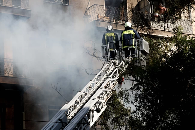 Φωτιά σε κατάστημα με φιάλες υγραερίου στην Αχαρνών: Bίντεο σοκ με τις τρομακτικές εκρήξεις, ένας τραυματίας