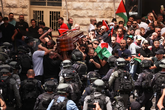 Εικόνες ντροπής στην κηδεία της Παλαιστίνιας δημοσιογράφου Σιρίν Αμπού Άκλεχ - Αγριο ξύλο, το φέρετρο σχεδόν έπεσε...