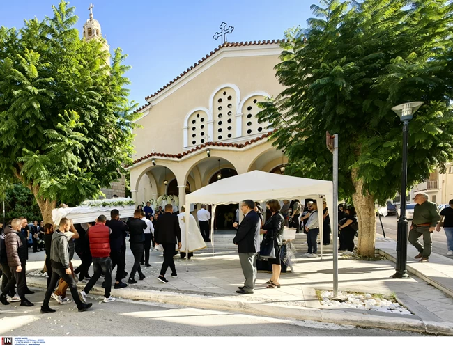 Πένθος στο Ναύπλιο: Συντετριμμένοι οι γονείς στην κηδεία του 14χρονου - Εκατοντάδες μαθητές δίπλα από το λευκό φέρετρο ΝΑΥΠΛΙΟ ΚΗΔΕΙΑ 14ΧΡΟΝΟΥ