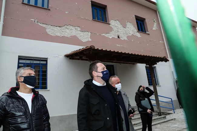 Πέτσας: Την Δευτέρα 600 έως 6.000 ευρώ στους σεισμόπληκτους της Ελασσόνας - 300.000 ευρώ σε κάθε δήμο