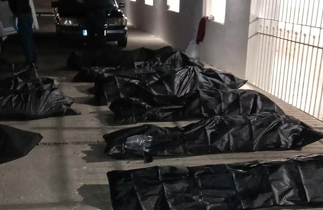 Φωτογραφία "γροθιά στο στομάχι" από την Πάρο: Οι σάκοι μεταφοράς με τις σορούς των νεκρών μεταναστών