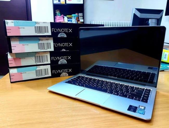 Δωρεά ηλεκτρονικών υπολογιστών στην "Ενωση Κυριών Δράμας" με πρωτοβουλία Μαξίμου
