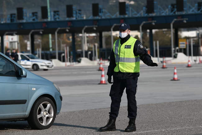 Γυρίζουν πίσω τους κορονο-εκδρομείς του Πάσχα: Απίθανες δικαιολογίες με... σούβλες στο πορτ μπαγκάζ