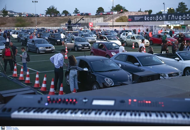 Θέμα στον Guardian η drive in εμφάνιση της Ν. Θεοδωρίδου στη Γλυφάδα- Eτσι θα είναι πλέον οι συναυλίες;