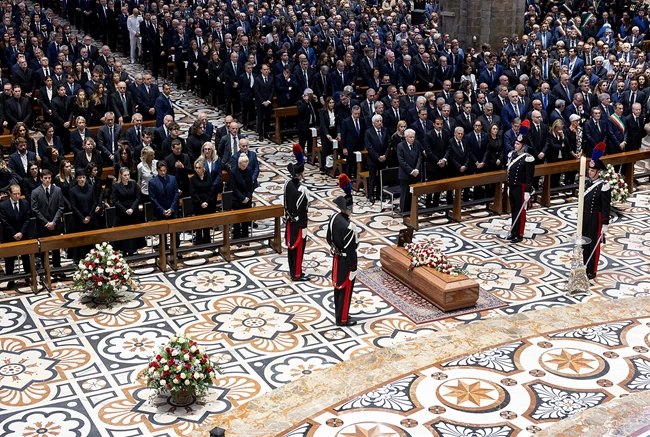 "Ciao Silvio": Πλήθος κόσμου αποχαιρέτησε τον Μπερλουσκόνι στο Μιλάνο - Η κηδεία του στο Duomo