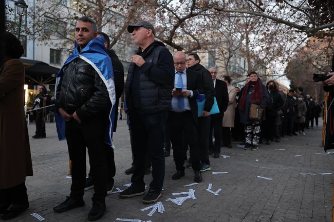 Κηδεία τέως βασιλιά: Φειγ βολάν "Αθάνατος Βασιλεύς Κωνσταντίνος", συνθήματα, σημαίες και λουλούδια στο λαϊκό προσκύνημα