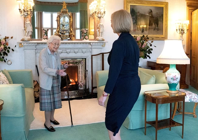 Σκωτία: Η βασίλισα Ελισάβετ με μπαστουνάκι, έδωσε την εντολή σχηματισμού κυβέρνησης στη νέα πρωθυπουργό Λιζ Τρας [φωτο]