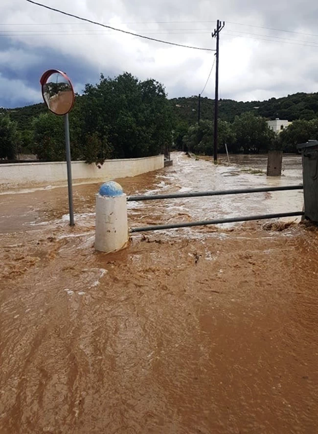 Μεγάλες καταστροφές στη Λέρο: Πλημμύρισαν σπίτια και καταστήματα, υπερχείλισαν χείμαρροι [Εικόνες