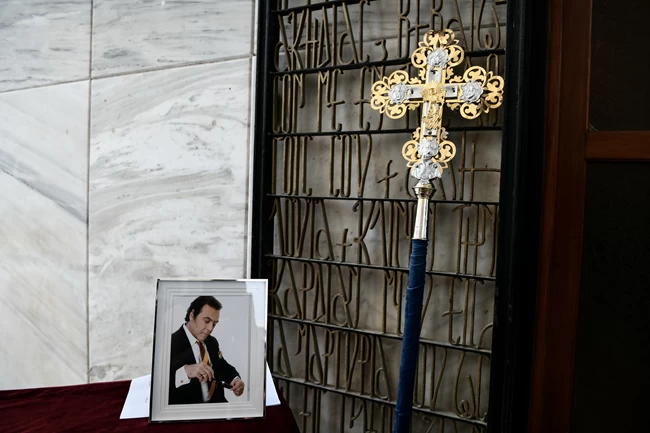 Χιλιάδες κόσμου στην κηδεία του Τόλη Βοσκόπουλου: Το τελευταίο αντίο στον μεγάλο Έλληνα τραγουδιστή