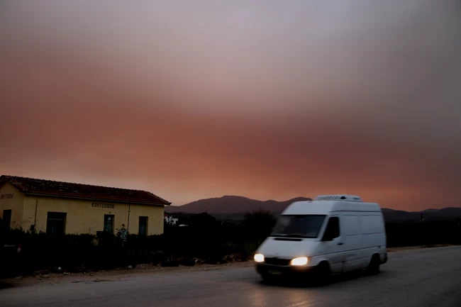 Ο καιρός σήμερα: Αποπνικτική ατμόσφαιρα λόγω αφρικανικής σκόνης και λασποβροχές - Άνοδος της θερμοκρασίας