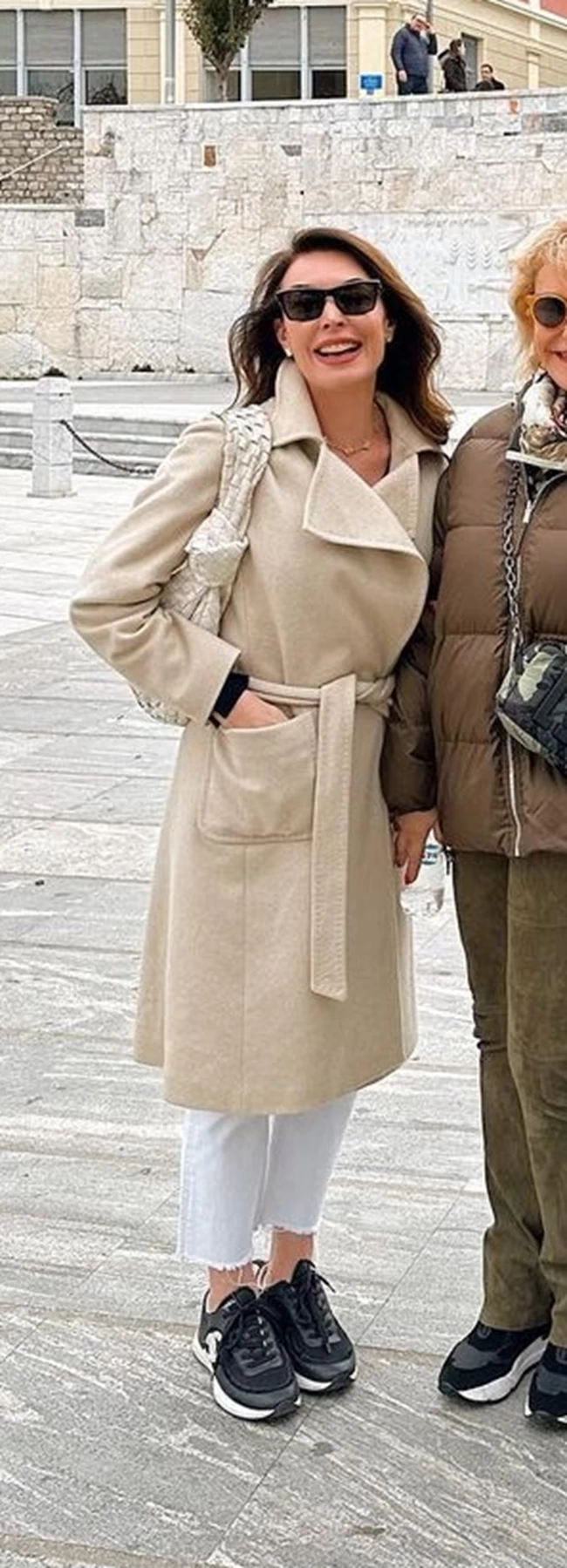 Τατιάνα Στεφανίδου: Στιλάτη στην Καβάλα με μπεζ robe coat - Oι τρεις διαφορετικοί τρόποι που το φόρεσε