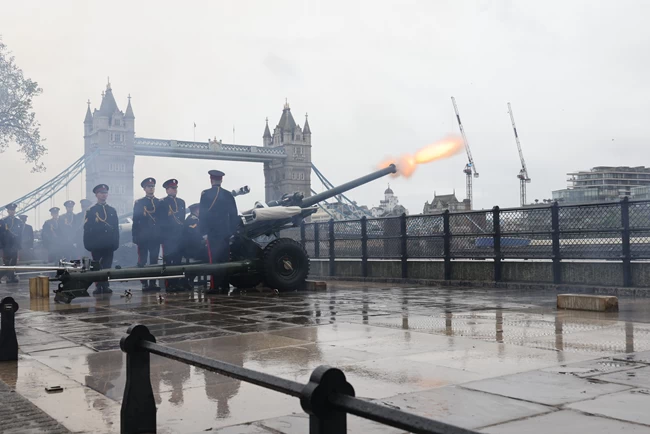 Ο βασιλιάς και η βασίλισσα επέστρεψαν στο Μπάκιγχαμ