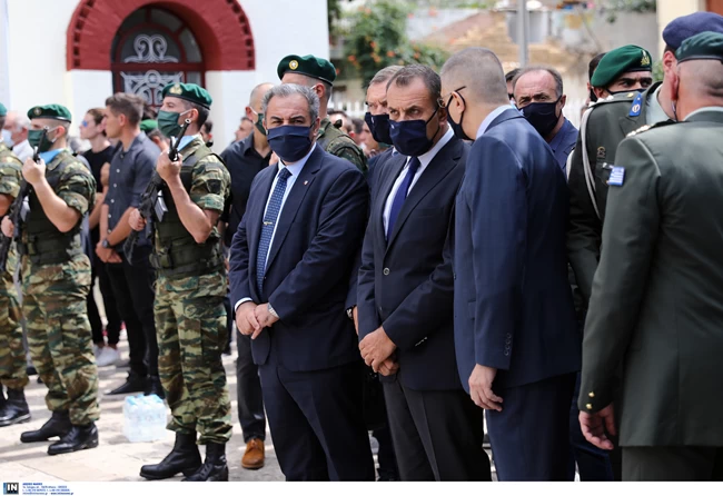 Θρήνος στην κηδεία του 34χρονου αλεξιπτωτιστή Κώστα Μελιγκώνη - Οι πρώτες εικόνες