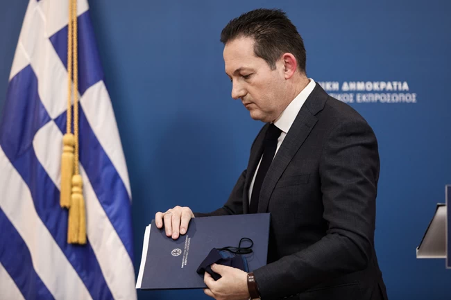 Αιχμηρή απάντηση Πέτσα στον Τσίπρα: "Έχει ταυτιστεί με τα ψέματα, τα fake news και την επιπολαιότητα"