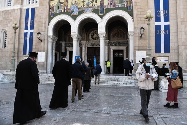 Απίστευτες εικόνες: Ουρές ιερέων στη Μητρόπολη Αθηνών και Πειραιά- Για να κάνουν rapid test
