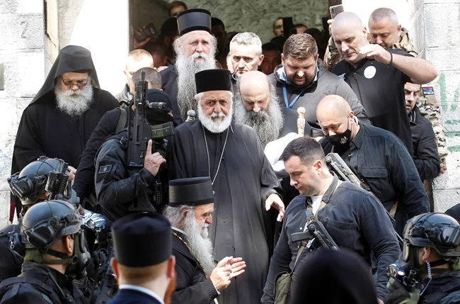 Χάος στο Μαυροβούνιο: Σοβαρά επεισόδια στην ενθρόνιση του νέου Μητροπολίτη από τον Σέρβο Πατριάρχη [Εικόνες-Βίντεο]