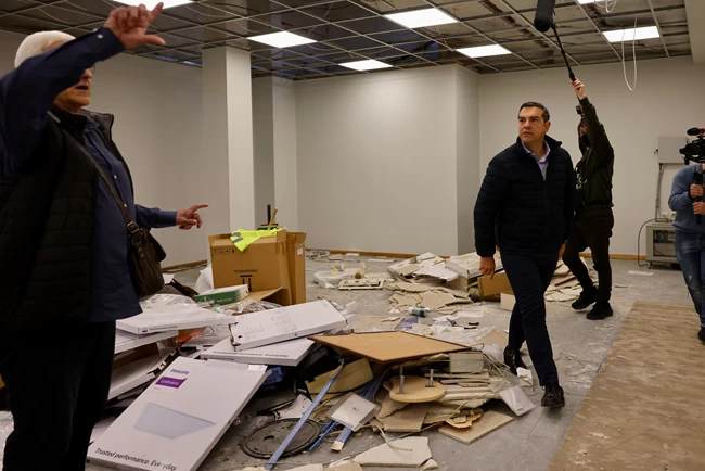 Μύλος με την τηλεδιοίκηση στη Λάρισα: Η live διάψευση του υφυπουργού και η επίσκεψη Τσίπρα στο... γιαπί - Τι ισχύει
