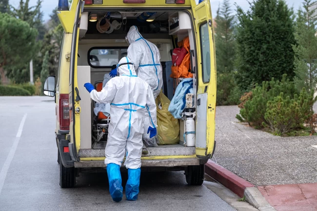 Οι εργαζόμενοι του ΕΚΑΒ στην πρώτη γραμμή: Κάθε μέρα παίρνουμε 1.000 τηλέφωνα, τα μισά είναι πλέον για κορονοϊό
