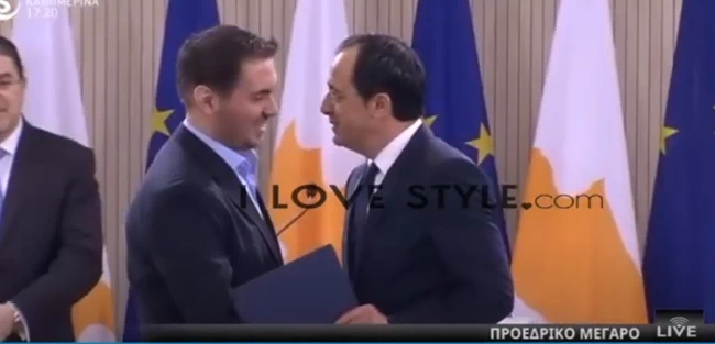 Υφυπουργός Πολιτισμού ο Μιχάλης Χατζηγιάννης: Με σπασμένο χέρι στην τελετή στο Προεδρικό Μέγαρο [Βίντεο]