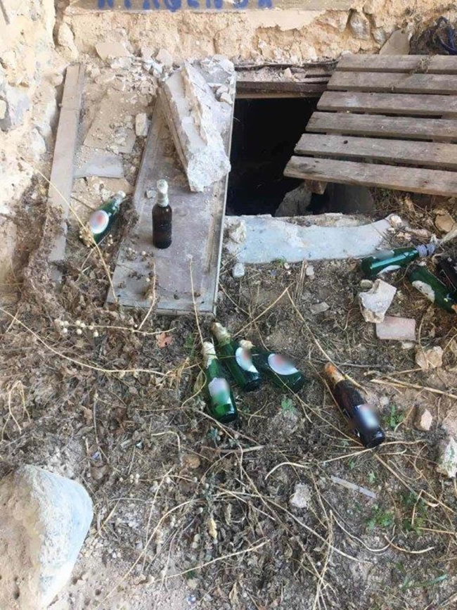 Εξάρχεια: Εντοπίστηκαν 20 μολότοφ σε εγκαταλελειμμένο κτίριο [Εικόνες]