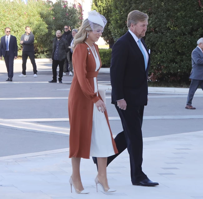 Royal δείπνο στο Προεδρικό: Το εμβληματικό βελούδινο φόρεμα της Μάξιμα, η τιάρα και το art de la table