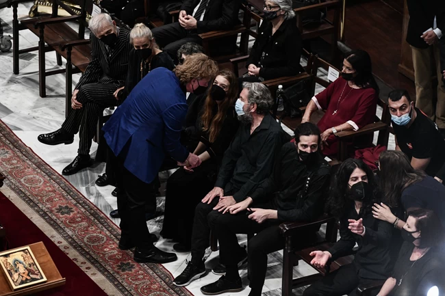 οικογενεια κηδεια Μικη Θεοδωρακη