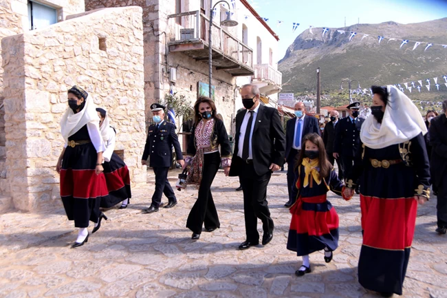 Ελβίρα Παναγιωτοπούλου: Η ελληνίδα σχεδιάστρια που δημιούργησε το τσαντάκι "φέσι, φουστανέλα, τσαρούχι" της Γιάννας