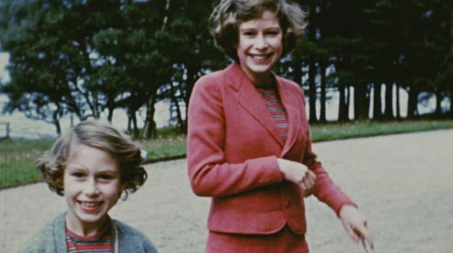 Η άγνωστη Ελισάβετ: Η Βασίλισσα όπως δεν την έχετε ξαναδεί μέσα από αδημοσίευτα βίντεο του BBC